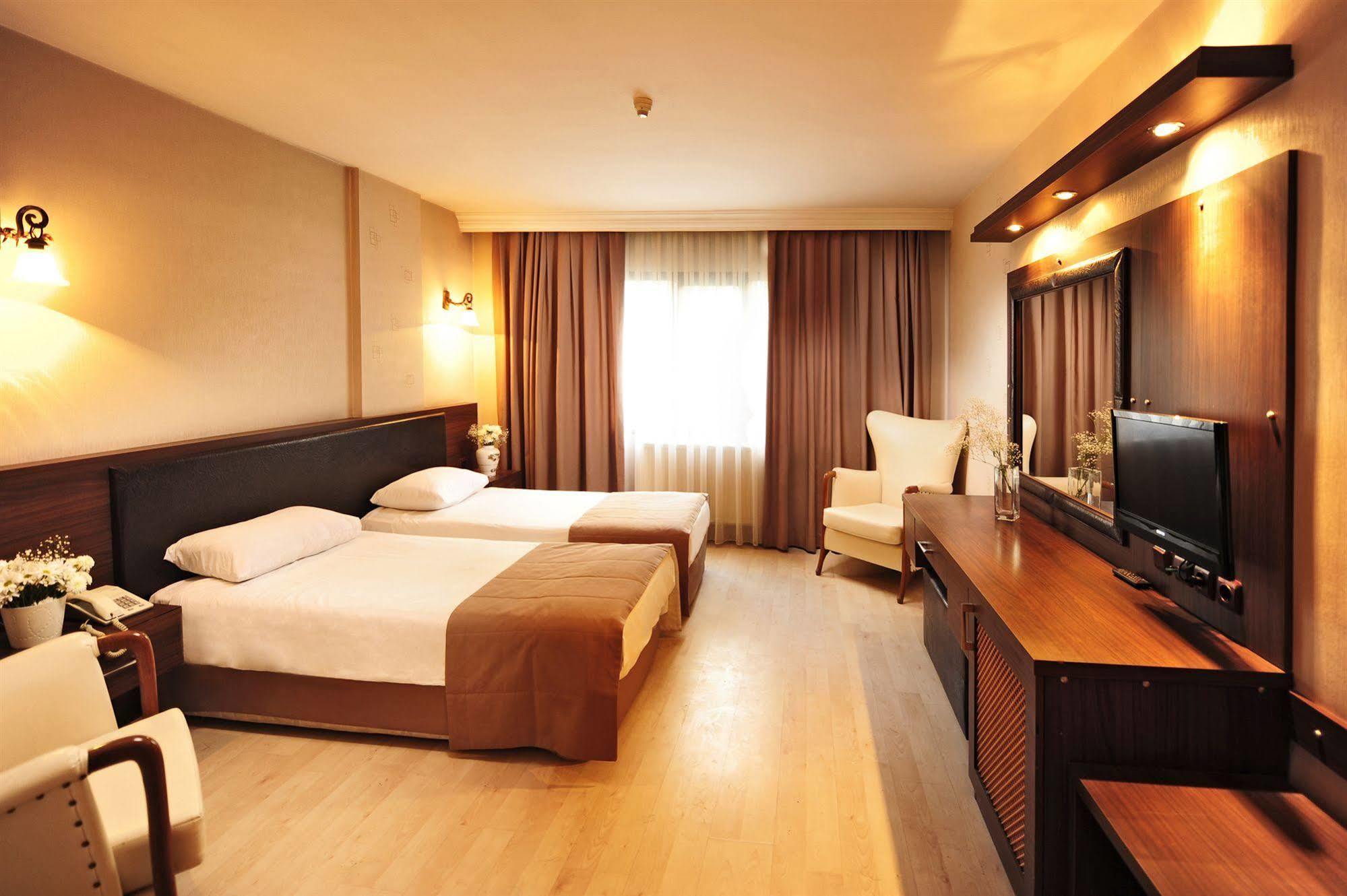 Uestuen Hotel Alsancak Σμύρνη Εξωτερικό φωτογραφία